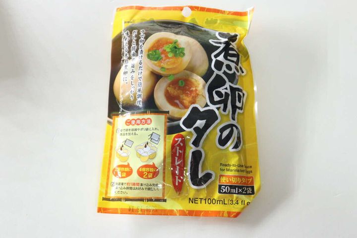 黄色いパッケージのダイソー「煮卵のタレ ストレート」が正面から写っている