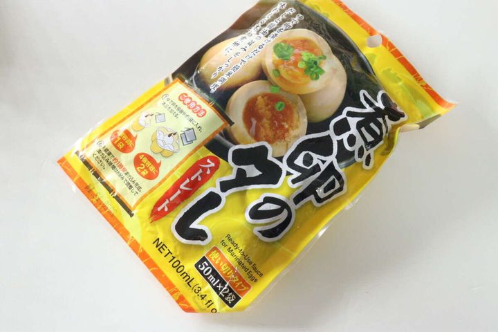 黄色いパッケージのダイソー「煮卵のタレ ストレート」が斜め上から写っている