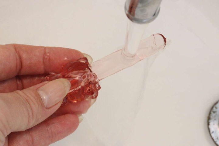 ハローキティ立つスパチュラを水で洗っている様子