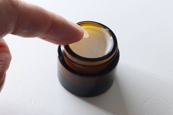 指でジャータイプのコスメをすくっている様子