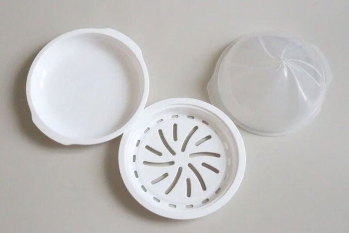 白い肉まん用電子レンジ調理器が蓋とすのこを外して置かれている