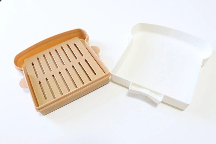 食パン型の電子レンジ調理器が蓋とすのこを外して置かれている