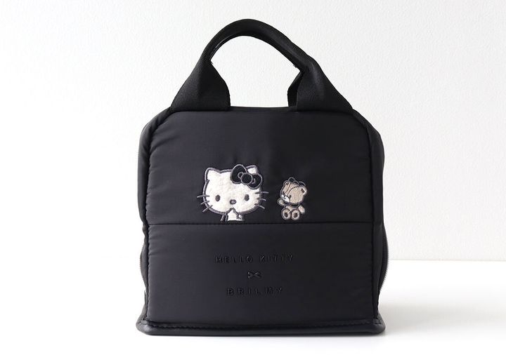 黒いスタンドポーチの正面。ハローキティとタイニーチャムの刺繍が施されている