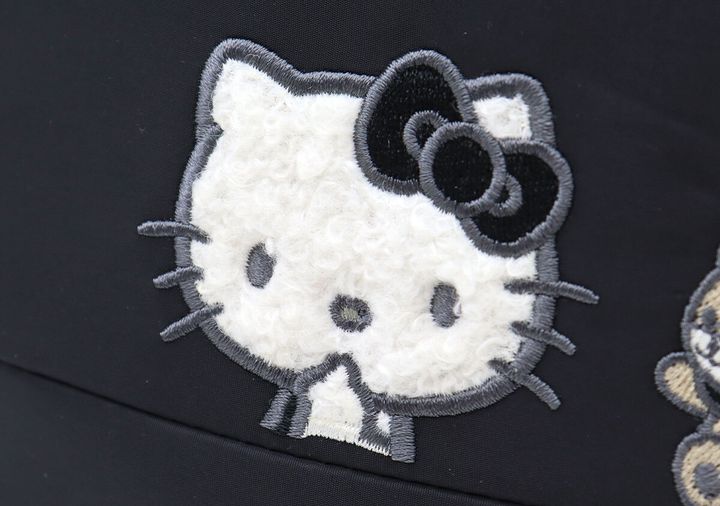 黒いポーチに施されたハローキティのサガラ刺繍のアップ