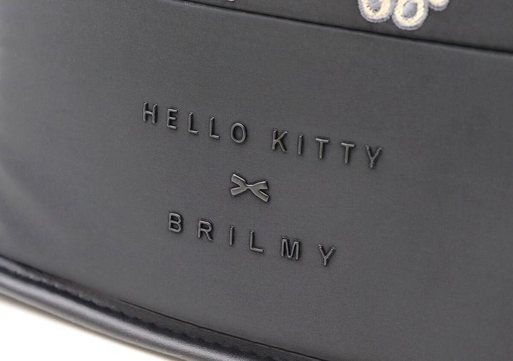 黒いポーチの下部に施された「HELLO KITTY × BRILMY」のぷっくりとしたロゴのアップ