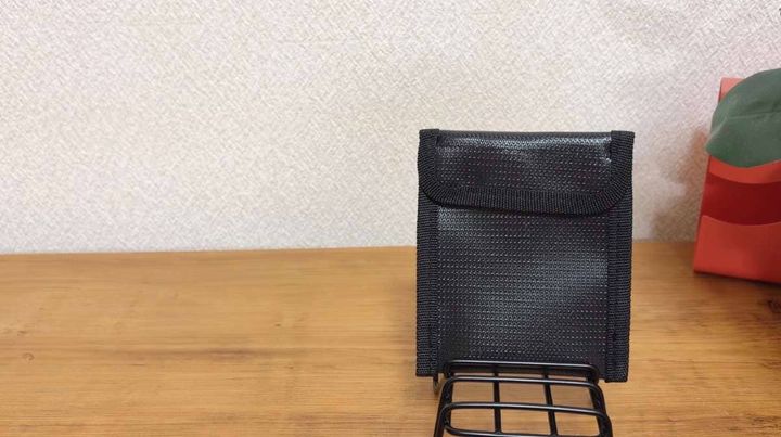 セリアの「モバイルバッテリー 耐火ケース（税込110円）」