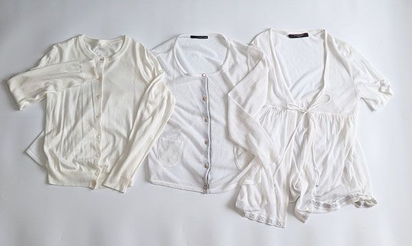 未使用の白いカーディガンたち