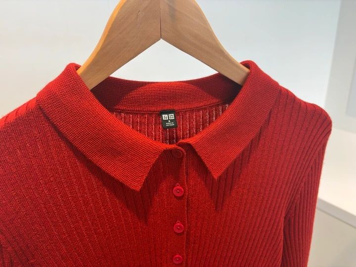 色み：パッと華やぐレッド。秋冬コーデのさし色にちょうどいい！