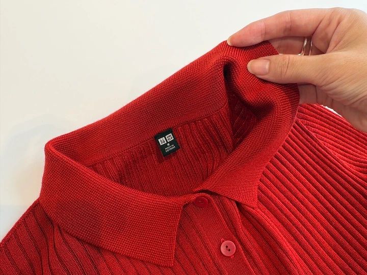 デザイン：3Dニット×ポロ襟で、体に沿うシルエットもすっきり