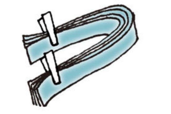②最後は両端とも表が出るようにたたむ。くずれやすい場合は、ピンチなどでとめておいても。