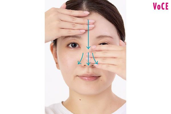 鼻すじから鼻のサイド＆小鼻へ塗り広げる