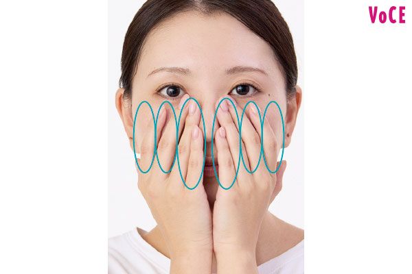 鼻まわりから耳前まで、ゆっくりとなじませる