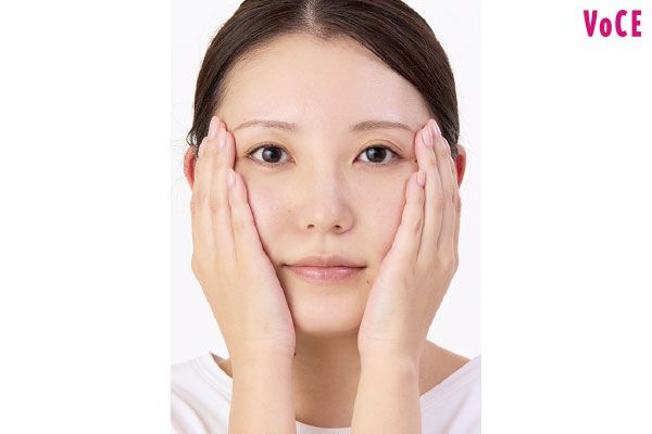 手のひらで包み込むように、全体をそっと押さえる