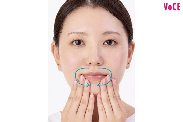 鼻の下から、口の下へ円状に動かす