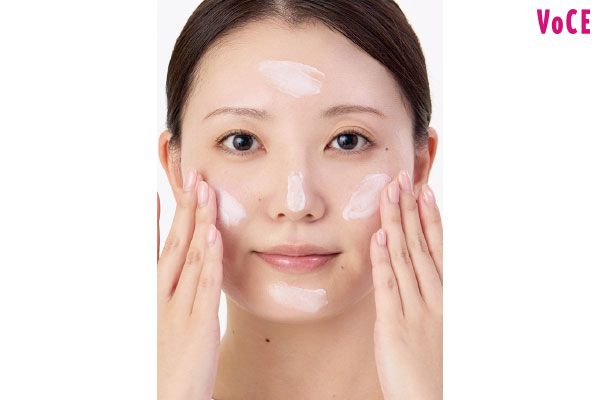 コスメを顔全体に5点置き