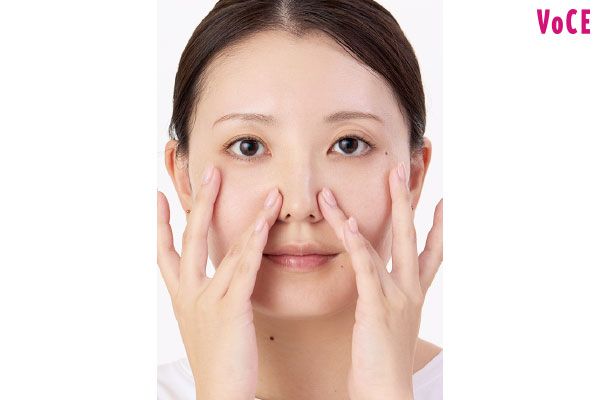 鼻まわりは、ひじを下げて薬指でタッチ
