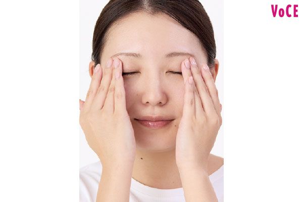 目まわりは軽いタッチで、そっと触れる