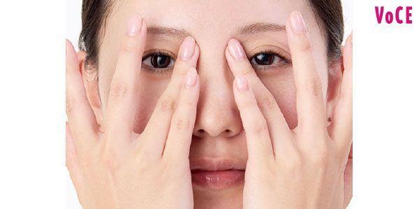 必ず薬指を使ってタッチしておくとエイジングの予防に。