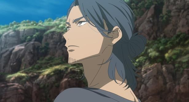 身元不明の七緒の保護を引き受けるぶっきらぼうだけど心優しい高津 [c]阿部暁子／集英社・『どこよりも遠い場所にいる君へ』製作委員会