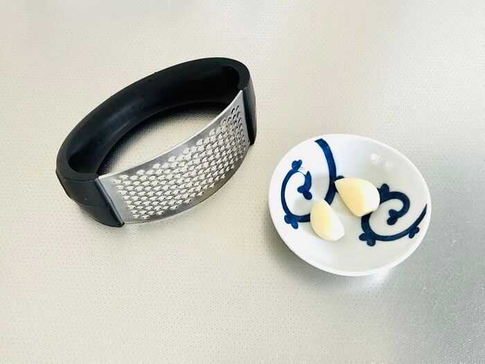 【セリア】にんにく2片が数秒で！「握ってグッと押すだけ」110円の時短キッチングッズが優秀すぎた