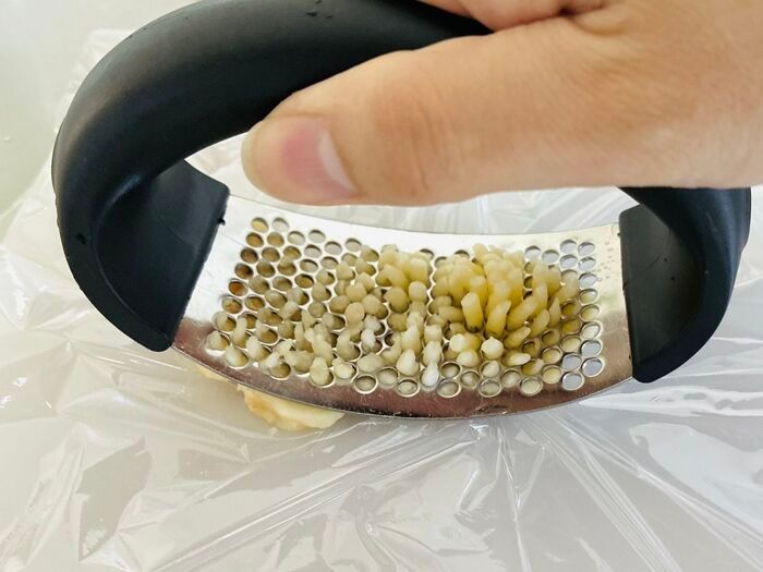 【セリア】にんにく2片が数秒で！「握ってグッと押すだけ」110円の時短キッチングッズが優秀すぎた