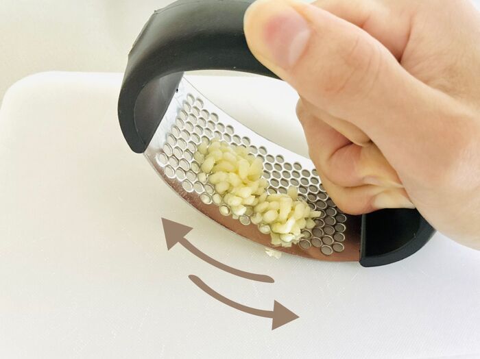 【セリア】にんにく2片が数秒で！「握ってグッと押すだけ」110円の時短キッチングッズが優秀すぎた