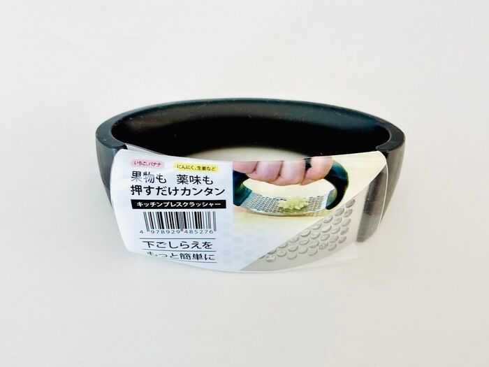 【セリア】にんにく2片が数秒で！「握ってグッと押すだけ」110円の時短キッチングッズが優秀すぎた