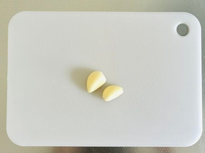 【セリア】にんにく2片が数秒で！「握ってグッと押すだけ」110円の時短キッチングッズが優秀すぎた