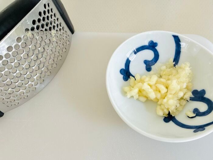【セリア】にんにく2片が数秒で！「握ってグッと押すだけ」110円の時短キッチングッズが優秀すぎた