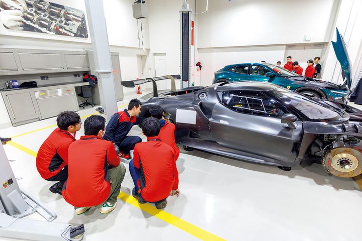 次世代メカニック育成プログラム「フェラーリ・テック・タレント」の授業の様子