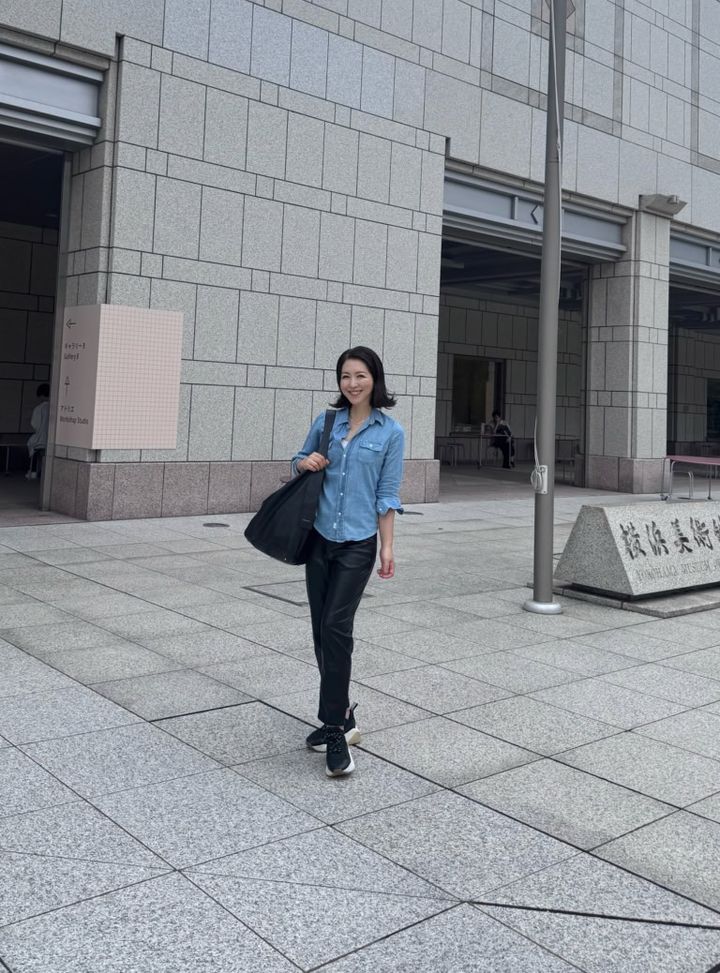 デニムシャツ／フランク＆アイリーン、パンツ／H&M、靴／ステラ マッカートニー、バッグ／スタジオシェリー