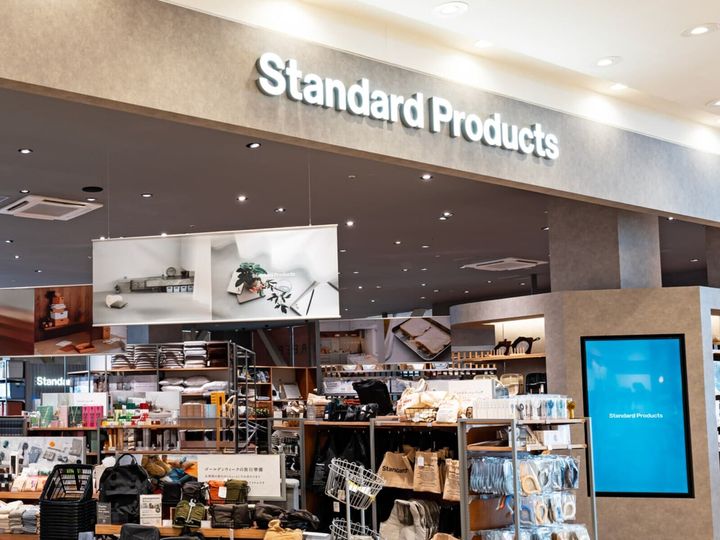 スタンダードプロダクツの「2027年ダイアリー（1日1ページ、A6変形、BK）」が、770円（税込）という価格の手軽さでSNSの注目を集めています。1日1ページ手帳を気軽に試せる魅力を紹介します。