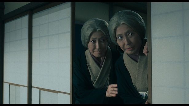 田治見家の双子の老婆・小竹と小梅(高島礼子さん) (C)2026「八つ墓村」製作委員会(C)Yokomizo Seishi/KADOKAWA