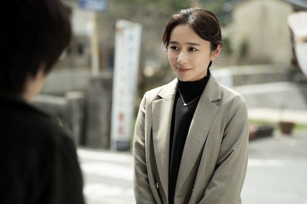 辰弥を村に迎え入れる田治見家の親族・森美也子(堀田真由さん) (C)2026「八つ墓村」製作委員会(C)Yokomizo Seishi/KADOKAWA