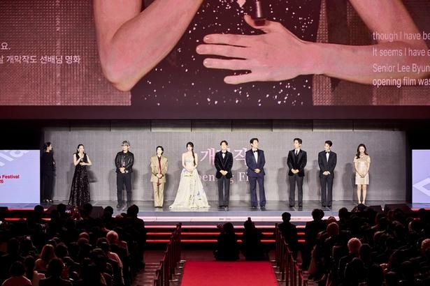 『The Table: Day and Night』のキム・ジョングァン監督とキャスト陣がステージに登場 [c]BIFF2026