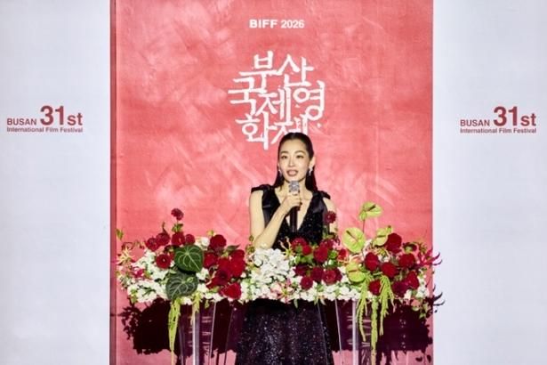【写真を見る】緊張した様子を見せながらも、BIFF開幕式の司会をスムーズに務めたキム・ミンハ [c]BIFF2026