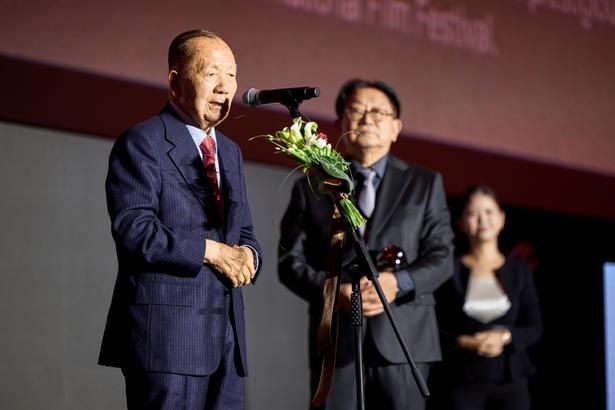 韓国映画功労賞を受賞した、釜山国際映画祭の初代執行委員長キム・ドンホ氏 [c]BIFF2026