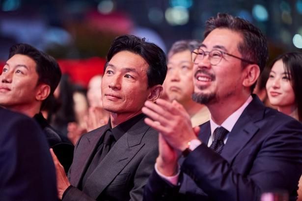 客席で捉えられた、晴れやかな表情を見せる『HOPE』のナ・ホンジン監督とファン・ジョンミン [c]BIFF2026