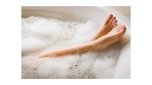 湯船につかって身体を温める入浴のイメージ