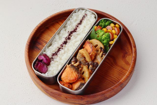 「鮭とれんこんの味噌だれ焼き」「ブロッコリーコーンバター」2品弁当