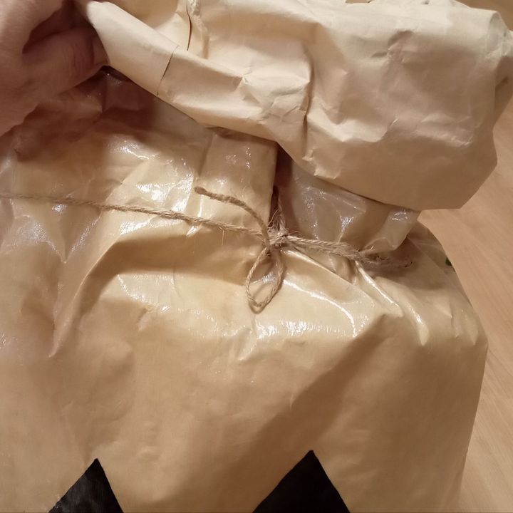 上の部分を巾着袋みたいに、キュっとヒモで縛るよ