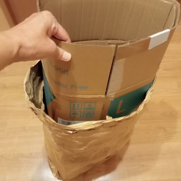 袋がクチャクチャにならない様に、ダンボールを入れるよ