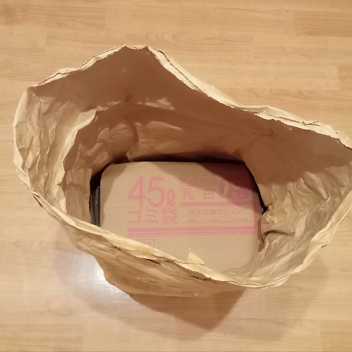 最初に入れたダンボールの上に置くよ