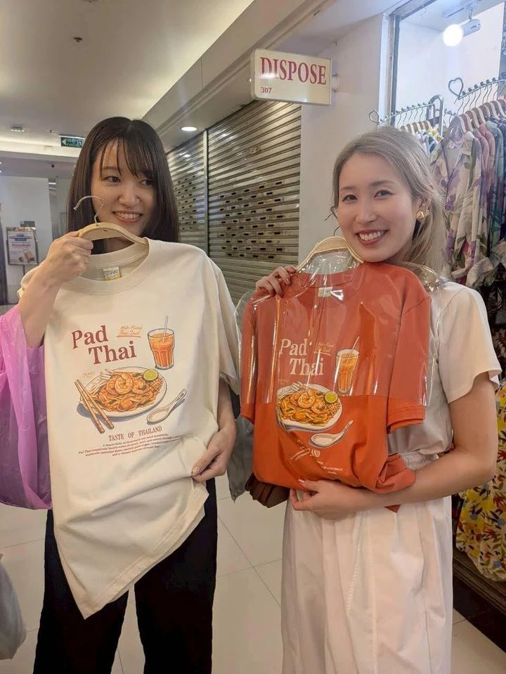 プラチナムショッピングモール Tシャツ タイ