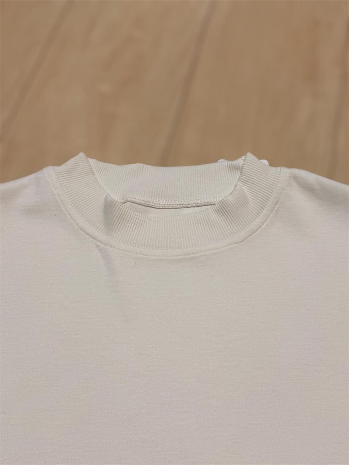 画像: 襟はモックネック