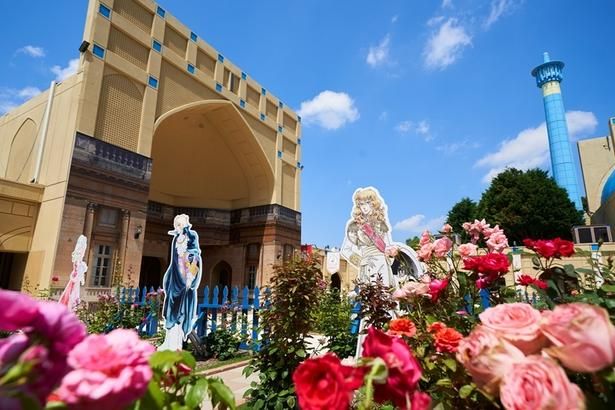 世界各国の約400品種が彩る「秋の大バラまつり」 (C)池田理代子プロダクション