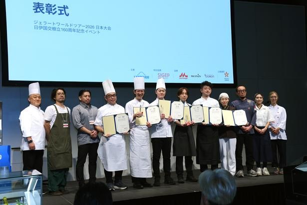 12名のファイナリストが壇上に集結 撮影：ソムタム田井
