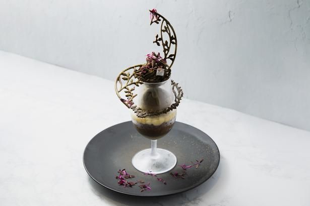 浅煎り深煎り2種のほうじ茶ジェラート〜魅惑のスパイスとチョコバナナの饗宴〜