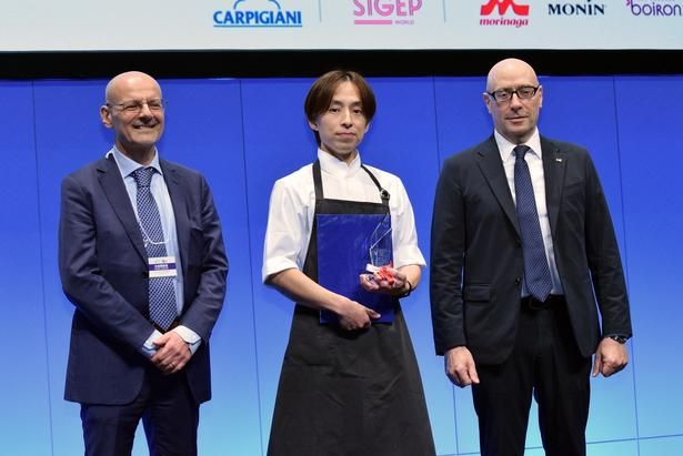壇上にて賞状とトロフィーを受け取る吉澤未来さん 撮影：ソムタム田井