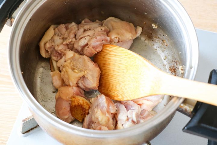 鍋で鶏もも肉を炒める様子